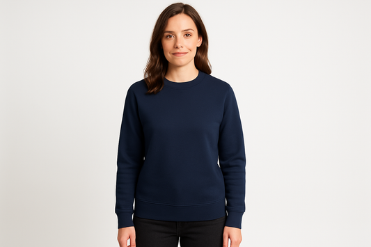 Modelo mujer de 30 años de pelo castaño con Poleron azul marino sin gorro y sin bolsillos sin estampado y sin cordones, es una foto de estudio con fondo blanco, la fotografia tiene que ser desde las rodillas