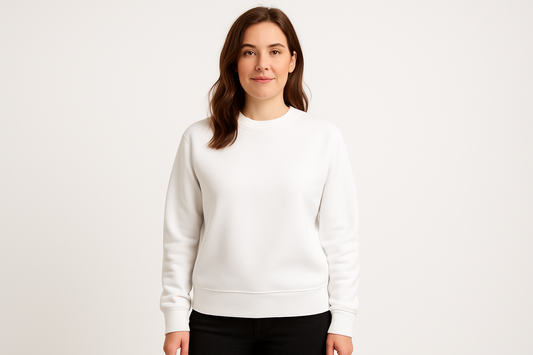 Modelo mujer de 30 años de pelo castaño con Poleron blanco sin ningun gorro y sin bolsillos sin estampado y sin cordones, es una foto de estudio con fondo blanco, la fotografia tiene que ser desde las rodillas