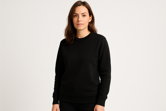 Modelo mujer de 30 años de pelo castaño con Poleron negro sin gorro y sin bolsillos, sin cordones y sin estampado, es una foto de estudio con fondo blanco, la fotografia tiene que ser desde las rodillas