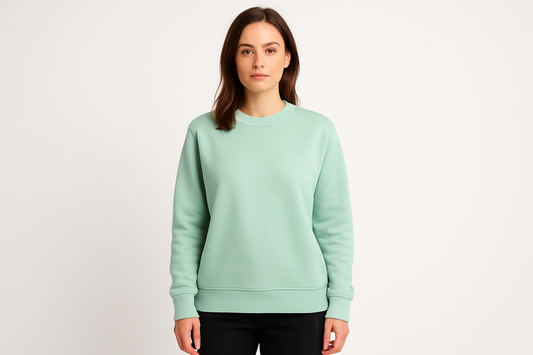 Modelo mujer de 30 años de pelo castaño con Poleron verde menta sin ningun gorro y sin bolsillos sin estampado y sin cordones, es una foto de estudio con fondo blanco, la fotografia tiene que ser desde las rodillas